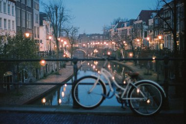 Hollanda Utrecht 'teki eski kanalın güzel bir gece fotoğrafı. Suda güzel bir yansıması var.