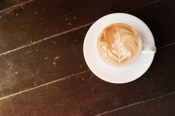 Cafe Deki Ahşap Masada Latte Sanatıyla Sıcak Kahve — Stok fotoğraf