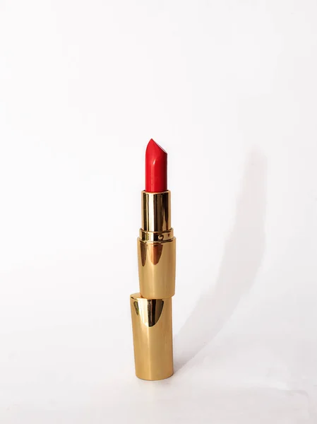 Red lipstick in gold on white background. Copy space, close-up — Stock Photo, Image