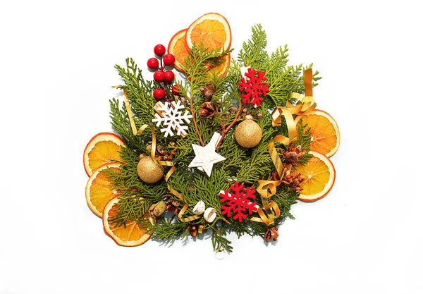 Рождественские Новогодние Украшения Натурального Дерева Апельсиновой Стружки Золотых Шариков Полосок — стоковое фото