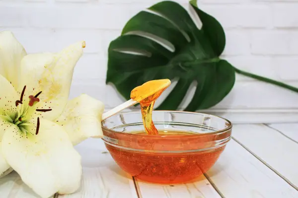 Pasta Açúcar Líquido Para Depilação Uma Tigela Com Flor Lírio — Fotografia de Stock