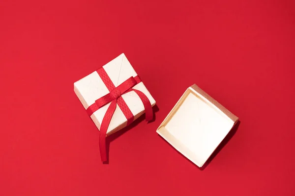 Caja Regalo Blanca Con Cinta Roja Sobre Fondo Rojo Concepto — Foto de Stock