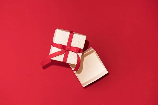 Caja Regalo Blanca Con Cinta Roja Sobre Fondo Rojo Concepto — Foto de Stock