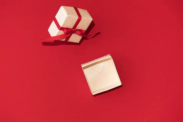 Caja Regalo Blanca Con Cinta Roja Sobre Fondo Rojo Concepto — Foto de Stock
