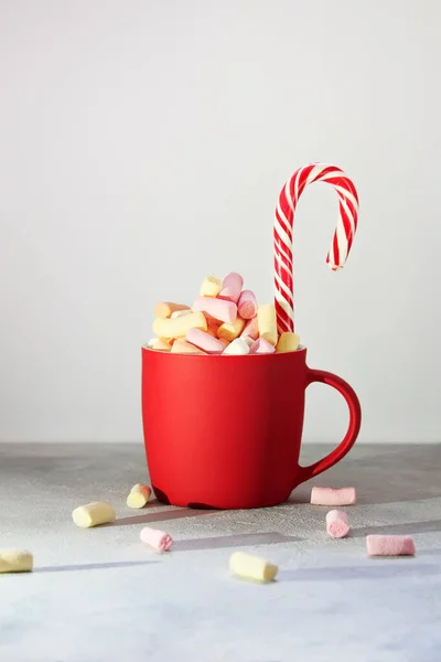 Vinter Varm Dryck Röd Mugg Med Flerfärgade Marshmallows Vit Bakgrund — Stockfoto