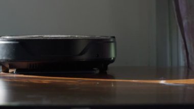 Elektrik süpürgesinin yakın plan çalışması..