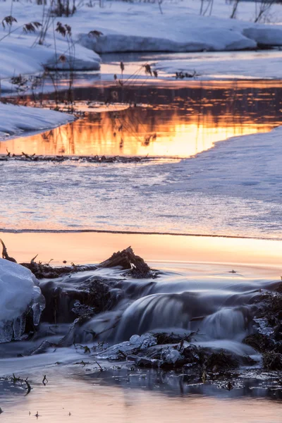 Водопад на плотине — стоковое фото