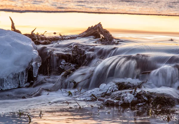 Wasserfall an einem Damm — Stockfoto