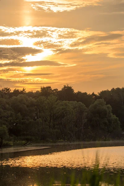 川に沈む夕日 — ストック写真