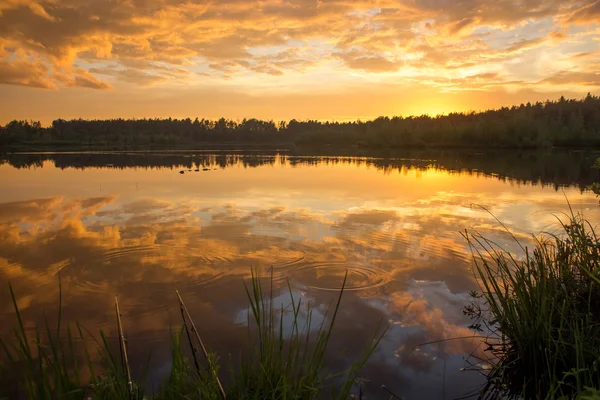 Gölün üzerinde gün batımı