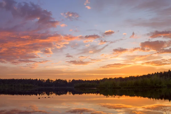 Gölün üzerinde gün batımı