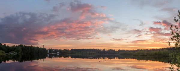 Solnedgång över sjön — Stockfoto