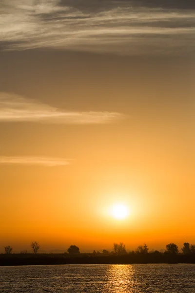 Sunrise over the river — Stock Photo, Image