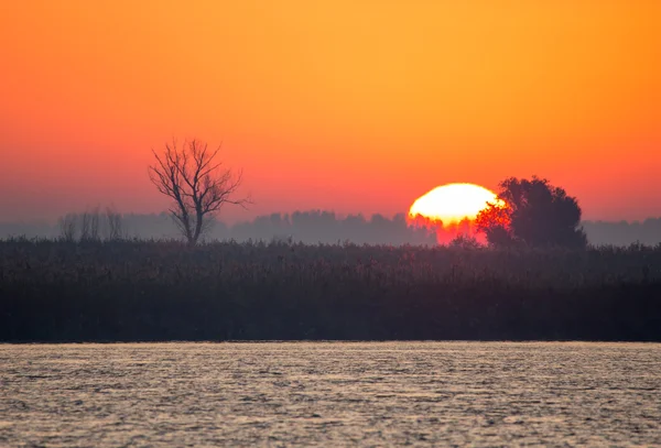 Nascer do sol sobre o rio — Fotografia de Stock