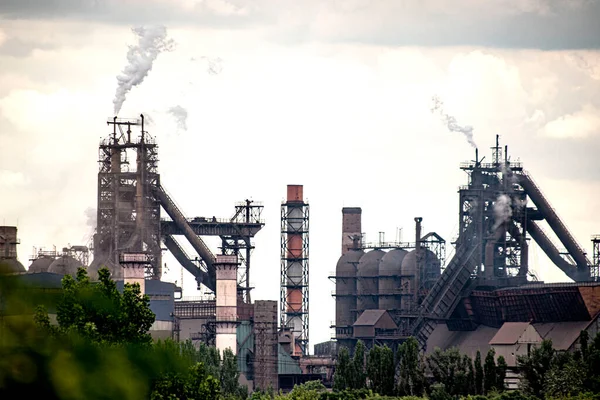Vista aérea da fábrica Tata Steel com chaminés fumegantes na