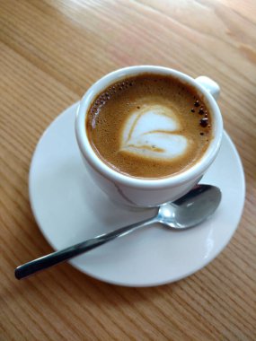 Süt köpüğünden yapılmış güzel bir kalple sabah kahvesi..