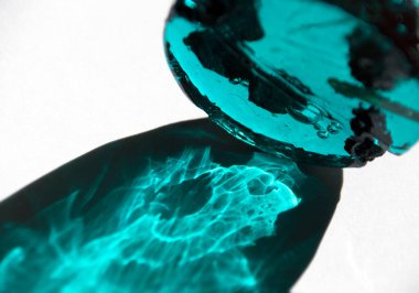 Beyaz arka planda turkuaz renkli siyah üzümlü lolipop..