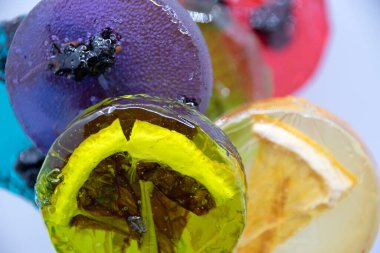 Meyveli lolipopların içinde farklı meyveler ve meyveler var..