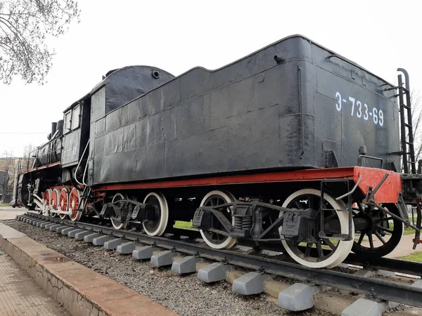 Uma Velha Locomotiva Vapor Preta Trilhos Uma Plataforma Concreto Meio — Fotografia de Stock