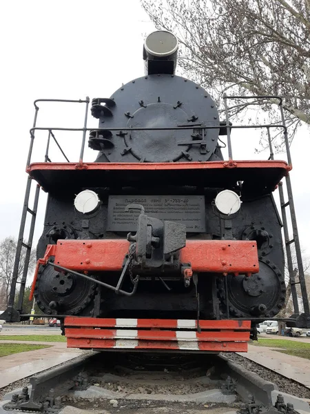 Uma Velha Locomotiva Vapor Preta Trilhos Uma Plataforma Concreto Meio — Fotografia de Stock