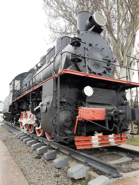 Uma Velha Locomotiva Vapor Preta Trilhos Uma Plataforma Concreto Meio — Fotografia de Stock