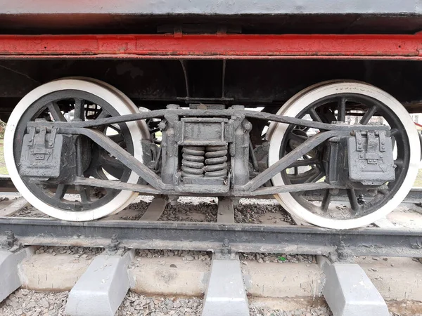 Eski Bir Buharlı Lokomotifin Tekerlekleri Yakın Çekimde — Stok fotoğraf