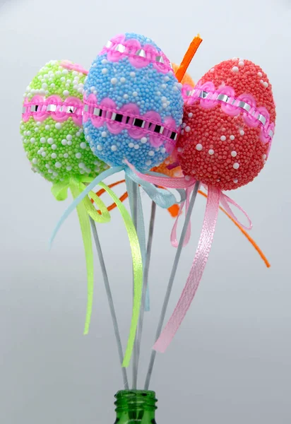 Víspera Pascua Una Decoración Festiva Forma Coloridos Huevos Pascua Decorativos — Foto de Stock