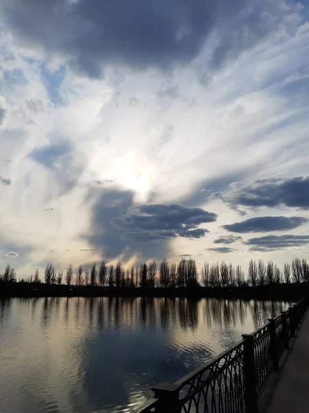 Raios Sol Fazem Seu Caminho Através Das Nuvens Primavera Pôr — Fotografia de Stock