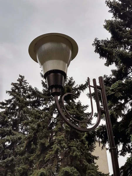 Уличная Лампа Фоне Неба Весенних Огней — стоковое фото