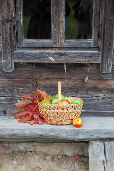 Basket of ripe juicy apples — Stock Photo, Image