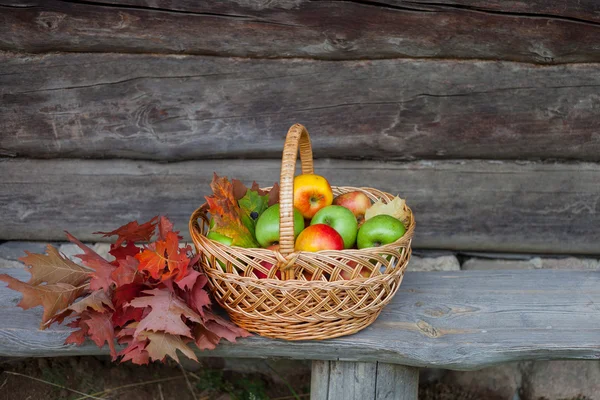 Basket of ripe juicy apples — Stock Photo, Image