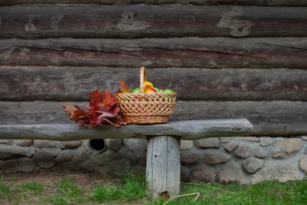 Basket of ripe juicy apples — Stock Photo, Image