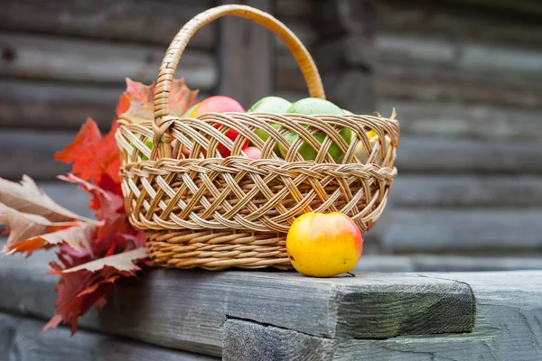 Basket of ripe juicy apples — Stock Photo, Image