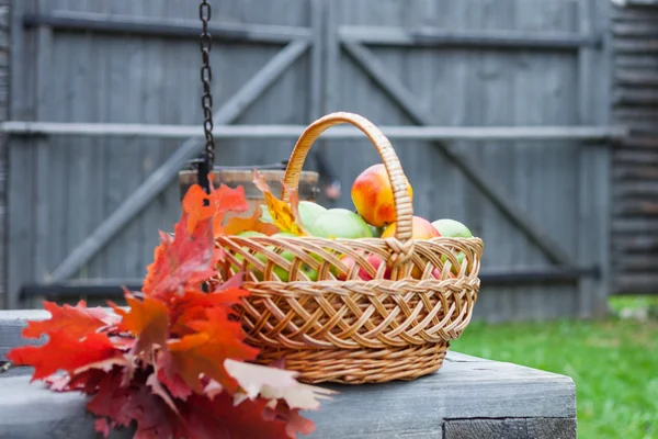 Basket of ripe juicy apples — Stock Photo, Image