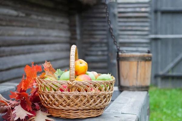 Basket with ripe apples — Stock Photo, Image