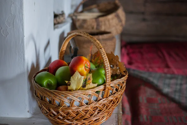 Cesta com maçãs maduras — Fotografia de Stock