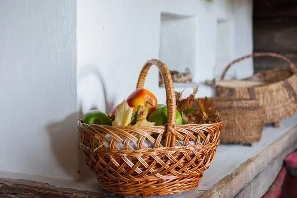 Basket with ripe apples — Stock Photo, Image