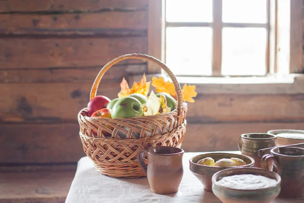 Basket with ripe apples — Stock Photo, Image