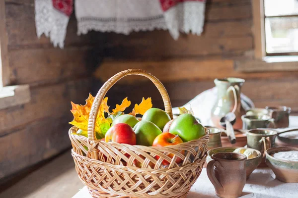 Basket with ripe apples — Stock Photo, Image