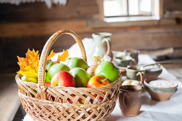 Basket with ripe apples — Stock Photo, Image