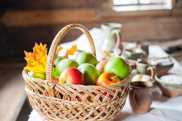 Basket with ripe apples — Stock Photo, Image