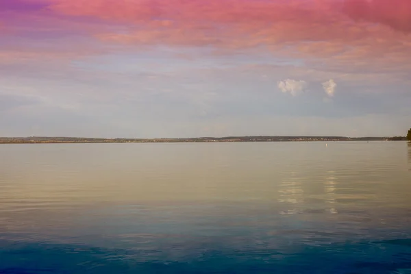 Belo pôr do sol sobre o lago — Fotografia de Stock