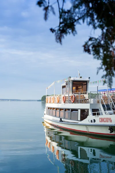 Boot zum Skifahren auf dem See — Stockfoto