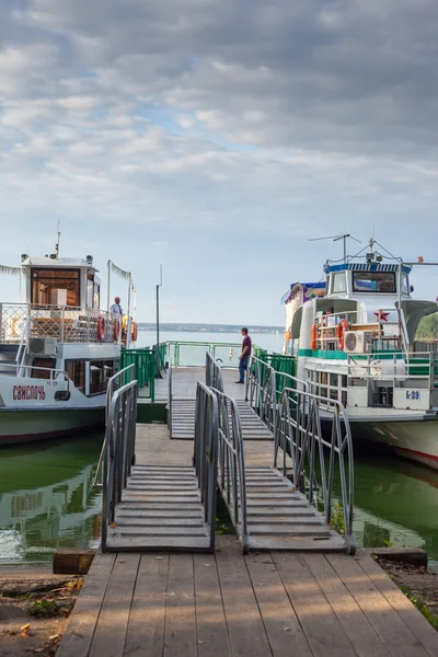 Boot zum Skifahren auf dem See — Stockfoto