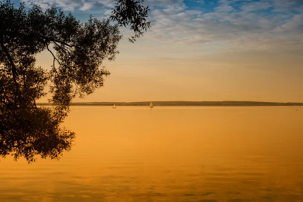 Schöner Sommersonnenuntergang am See — Stockfoto