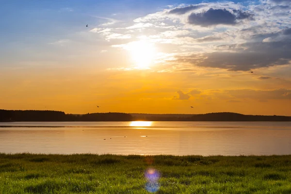 Schöner Sommersonnenuntergang am See — Stockfoto