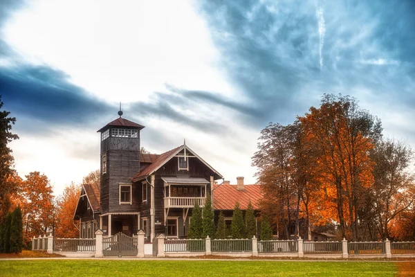 Old house in autumn park — Stock Photo, Image