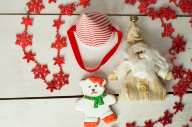 Krema ve vintage el yapımı oyuncaklar Noel gingerbread boyalı