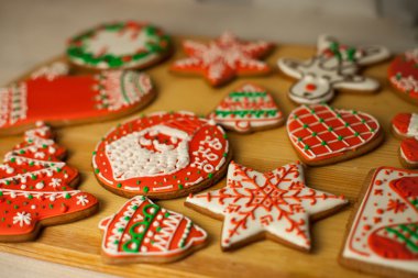 Noel kurabiyeleri ve el yapımı retro oyuncaklar