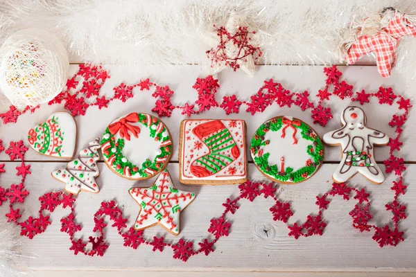 Рождественское печенье и ретро-игрушки ручной работы — стоковое фото